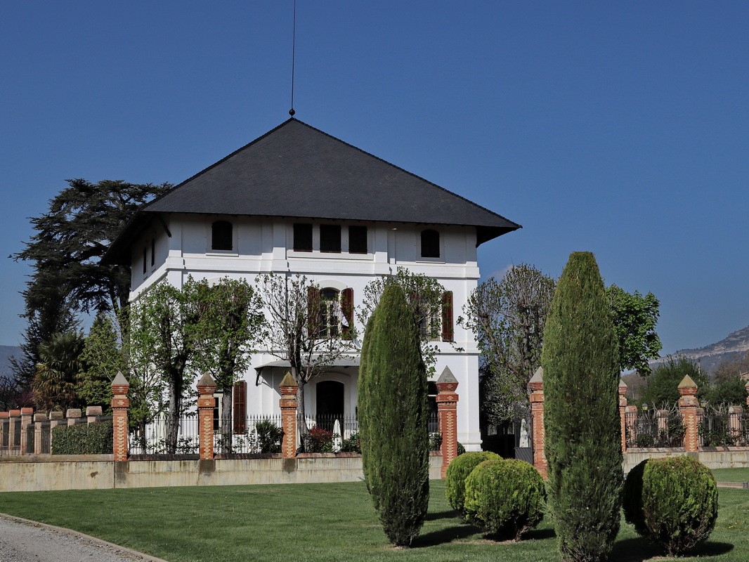 L'edifici de Cau Faluga a la Colònia Rusiñol