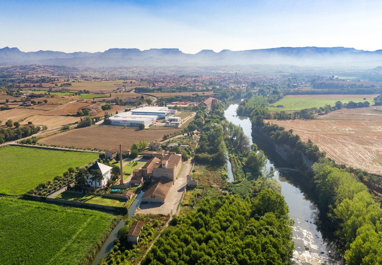 Vista aèria de la Colònia Rusiñol amb Manlleu i el Ter al fons
