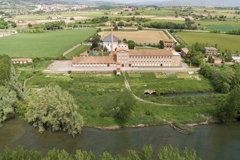 Vista de La Central Dels Oficis des de la riba del Ter